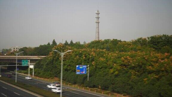 阳光灿烂的晚上杭州城区火车公路旅行乘客侧pov全景4k中国