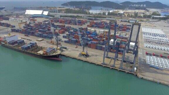 天线:装有集装箱的工业港口