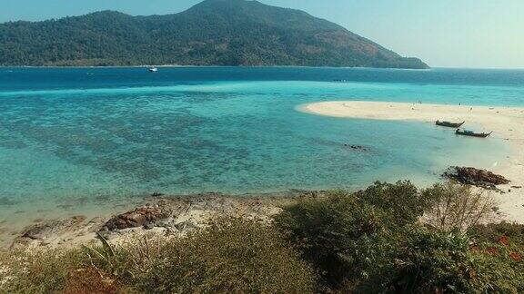 热带岛屿上的蓝色绿松石海海滩