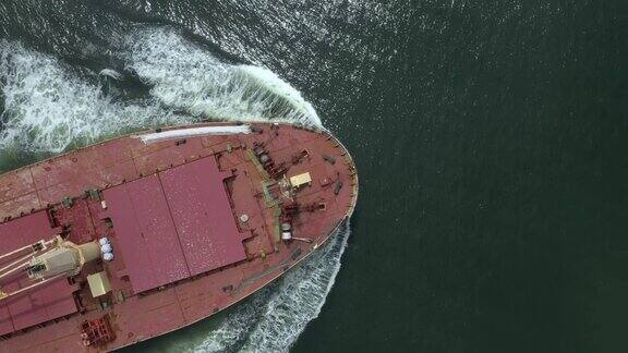 干货船漂浮在海面上