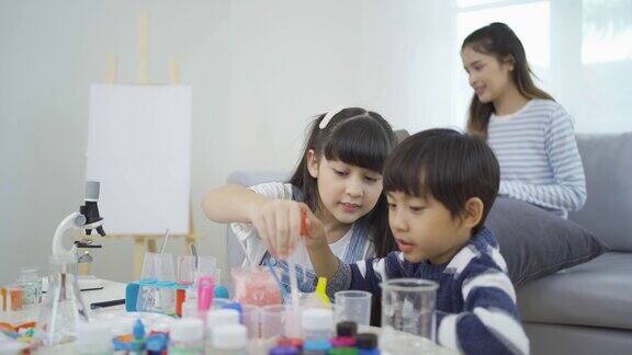 一群亚洲学生在实验室或学校的实验室里通过试管学习医学和化学实验科学课堂教育人们的生活方式