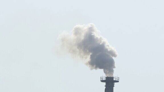 工业设施排放的污染、烟雾和蒸汽