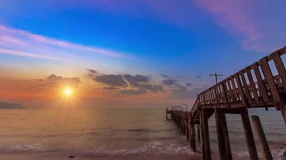 日落时美丽的老木桥