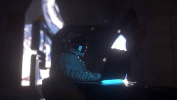 宇航员在未来的4K宇宙飞船上用笔记本电脑工作