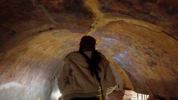 从佛教寺庙的隧道看风景的女人