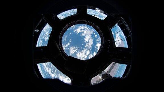 从国际空间站上看到的地球地球通过国际空间站的舷窗这段视频由美国宇航局提供