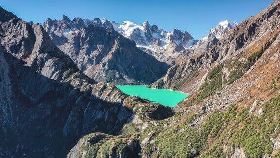 山与山之间有一个绿色的山湖