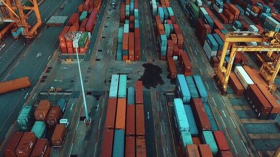 工业港口与集装箱鸟瞰图