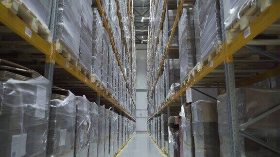 货物在仓库里一排排的架子上放着硬纸板箱工业室内储藏室