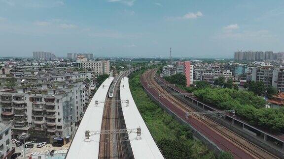 高速铁路列车穿过城镇