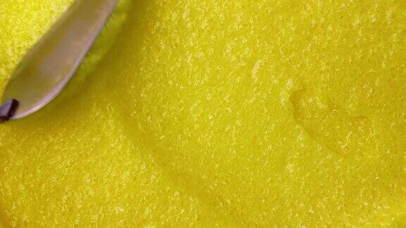 顶视图亮黄色柠檬去角质糖身体磨砂膏纹理涂抹近