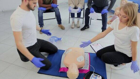 心肺复苏术培训医疗程序讲习班演示胸部按压和AED自动除颤器在心肺复苏玩偶上的使用
