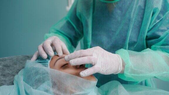 外科医生穿着绿色防护服进行鼻整形手术的特写镜头