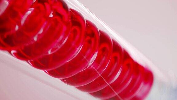 红色流动性通过螺旋管流动化妆品和香水的生产