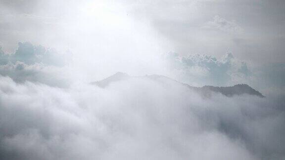 雾气覆盖着群山四处移动看起来很美
