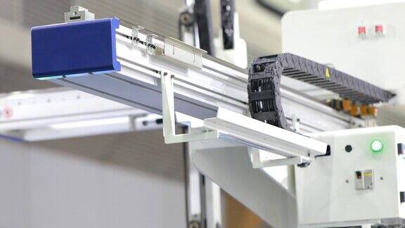 近距离的自动化机械臂在工业工厂的过程中工作