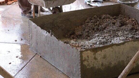 4k与建筑工人手工搅拌水泥