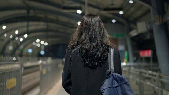 女人走路等火车