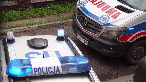 一名身穿制服的欧洲警察在救护车旁边的警车前执勤