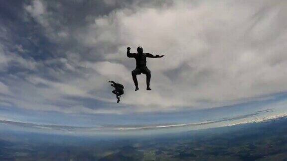 跳伞者在瑞士的乡村风景上翱翔