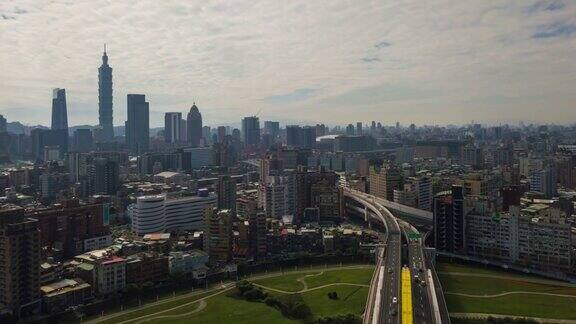 阳光明媚的一天台北市景河流交通大桥空中市中心全景4k时间推移台湾