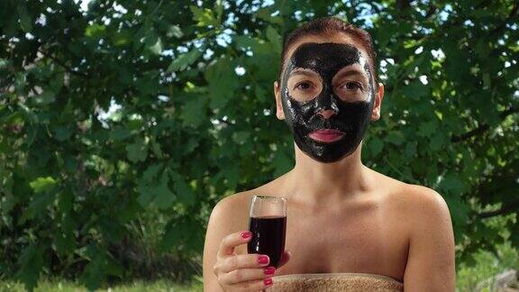 一个30-35岁的女人脸上带着黑色的化妆面具美丽