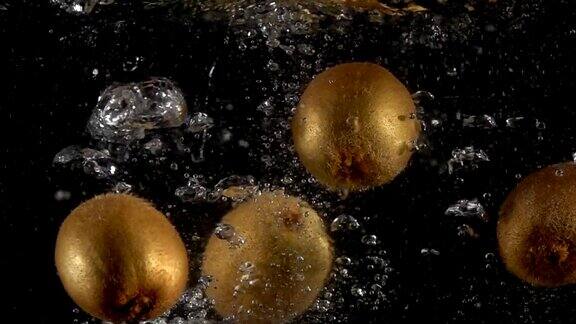 猕猴桃掉进飞溅的水中的超慢动作新鲜果汁烹饪概念拍摄于高速影院摄像机4k1000fps