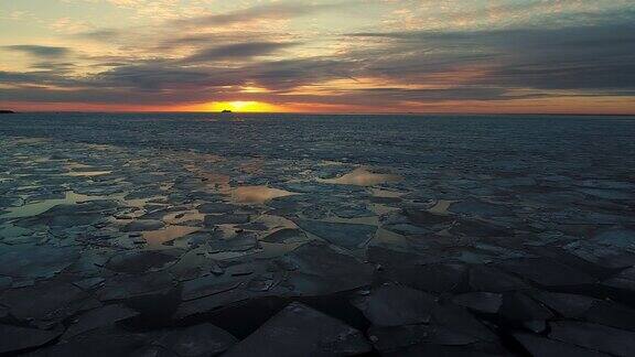 空中向后移动拍摄的融化北极海冰浮冰破裂发生在海上气候变化导致北极固体冰的破裂