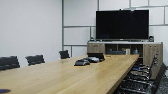 全貌:空会议室配有电视显示器办公室桌椅