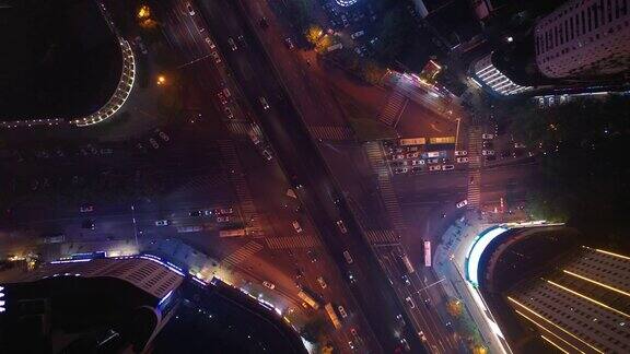 夜间灯光照亮长沙市中心交通十字路口高空俯视图4k中国