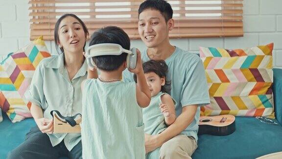 快乐的亚洲家庭在家里使用耳机