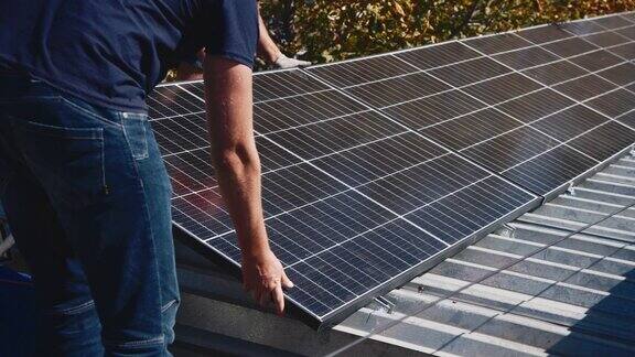 太阳能电池板的安装、连接和安装两名工人固定太阳能电池板技术人员在金属支架上安装太阳能电池板工人们正在屋顶上安装光伏太阳能板
