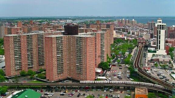 纽约科尼岛无人机拍摄的高架列车经过公寓楼