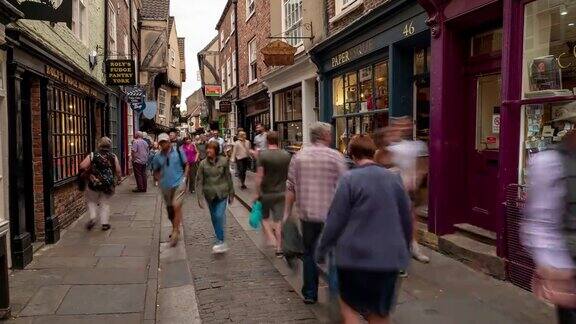 时光流逝:游客、行人、通勤人群在约克购物区在英国约克