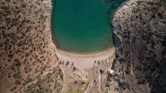 Varvarousa宁静的海湾在希腊沿海岛屿度假胜地空中俯视鸟瞰