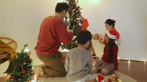 家庭在客厅装饰圣诞树