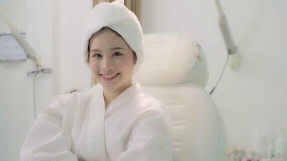 整容手术后的亚洲女性对着镜头笑得很开心