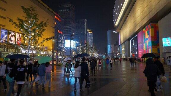 夜间时间照明长沙市区著名商场前拥挤的人行道全景4k中国