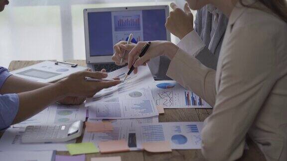 亚洲的商人和女商人头脑风暴新的文件财务项目同事一起工作计划团队成功的战略在一个现代化的办公室4k