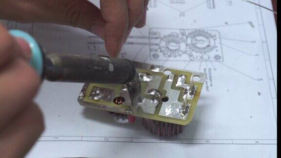 特写焊接电子电线到PC板