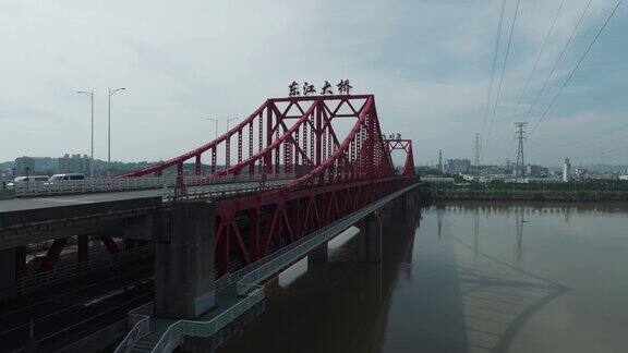 红色双层钢桥