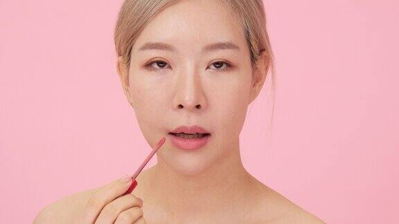 一个韩国女孩在涂口红专业化妆