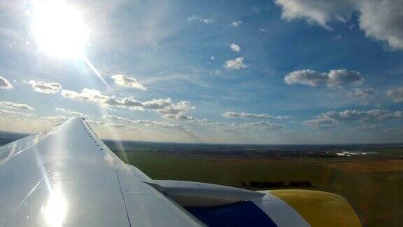飞机视图机场着陆飞机在跑道上飞行在云层中飞行城市景观农田农业农业