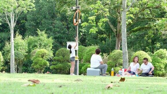 一家人在公园的家庭野餐中玩得很开心