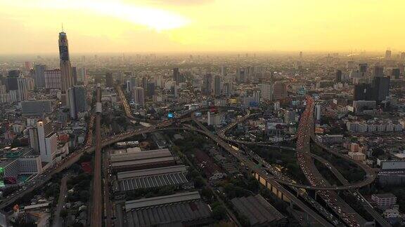 无人机在黄昏时分拍摄的曼谷中央商务区