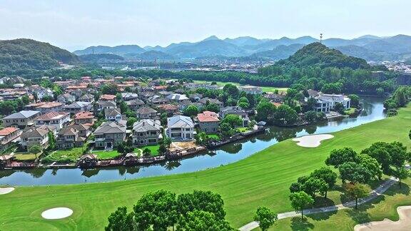 杭州绿地高尔夫球场和建筑鸟瞰图