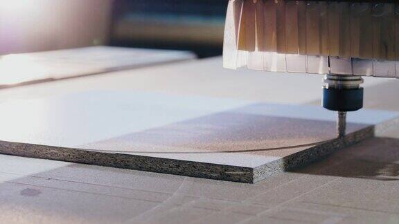 铣床切割木制工件