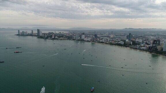 泰国芭堤雅海滩附近海上快艇的鸟瞰图