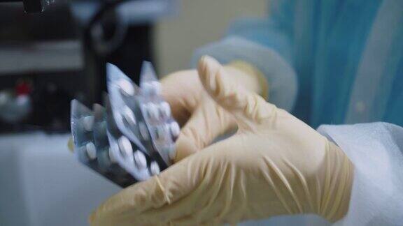 药品生产工人在生产线上检查药品包装特写镜头