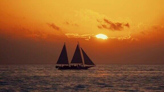 在金色夕阳下航行的航海船只